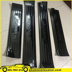 Ốp nẹp bước chân trong xe Toyota Fortuner