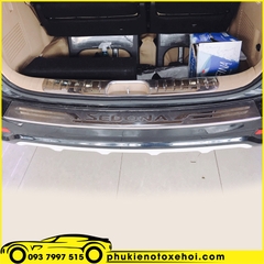 Ốp ngoài chống trầy cốp sau xe Kia Sedona