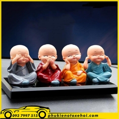 Chú tiểu để ở Taplo xe hơi