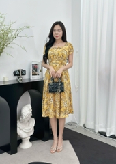 Đầm xòe họa tiết hoa nhí, cổ khoét V đính ngọc, đính nút, tay búp sen, có túi - GR0323