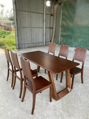 Bàn ăn gỗ