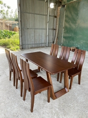 Bàn ăn gỗ