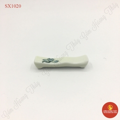 Gác đũa men kem vẽ sen xanh