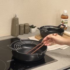 Chảo gang Oceno Matte Black có vòi rót 24cm