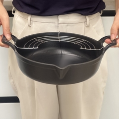 Chảo gang Oceno Matte Black có vòi rót 24cm