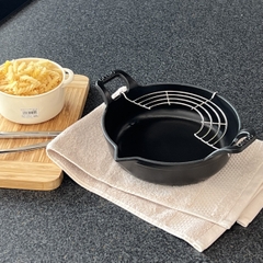 Chảo gang Oceno Matte Black có vòi rót 24cm