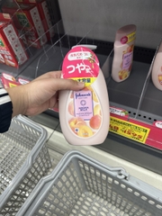 Sữa dưỡng thể Johnson Body Care 500ml - Hương Đào & Mơ