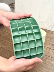 Hộp 2 khay đá silicon có nắp đậy và khay trữ đá Mirai - nắp xanh, 64 viên