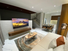 Kệ tivi treo tường bo góc full màu óc chó- Tv178