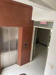 CHO THUÊ TOÀ NHÀ MẶT TIỀN QUẬN 10 – RỘNG 10X10M, CÓ THANG MÁY, ĐẦY ĐỦ PCCC. XỬ LÝ NƯỚC THẢI