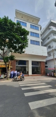 CHO THUÊ TOÀ NHÀ MẶT TIỀN QUẬN 10 – RỘNG 10X10M, CÓ THANG MÁY, ĐẦY ĐỦ PCCC. XỬ LÝ NƯỚC THẢI