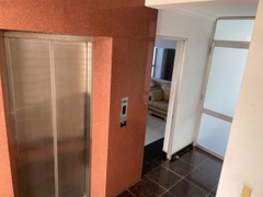 CHO THUÊ TOÀ NHÀ MẶT TIỀN QUẬN 10 – RỘNG 10X10M, CÓ THANG MÁY, ĐẦY ĐỦ PCCC. XỬ LÝ NƯỚC THẢI
