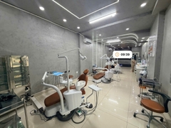 CHUYỂN NHƯỢNG PHÒNG KHÁM NHA KHOA MẶT TIỀN RỘNG 5 LẦU CÓ THANG MÁY – TRANG THIẾT BỊ MỚI MÁY CT CONE BEAM