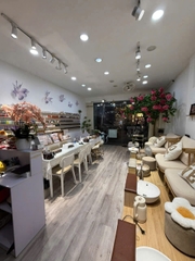 SANG NHƯỢNG TIỆM NAILS - MẶT TIỀN QUẬN 1