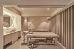 SANG NHƯỢNG PHÒNG KHÁM THẨM MỸ LUXURY