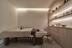 SANG NHƯỢNG PHÒNG KHÁM THẨM MỸ LUXURY