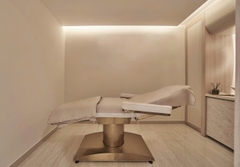 SANG NHƯỢNG PHÒNG KHÁM THẨM MỸ LUXURY