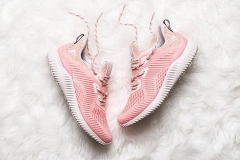 Quên adidas NMD Raw Pink đắt đỏ đi, đôi sneaker màu hường này cũng yêu không kém mà giá rất phải chăng