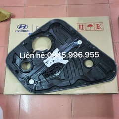 Com pa nên xuống kính sau trái Hyundai Tucson 2015 83471D3001