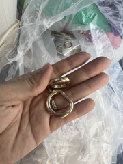 Khoen D đúc dập chữ vàng lọt lòng 1.5cm 15k/ cặp
