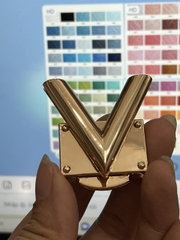 Khóa V bấm làm túi xách