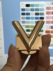 Khóa V bấm làm túi xách