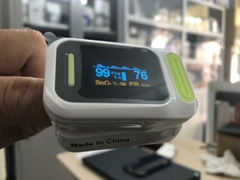Máy Đo Nồng Độ Oxy Trong Máu Và Nhịp Tim Yonker YK-81C