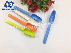 Thìa uống sữa lòng sâu GB nhiều màu