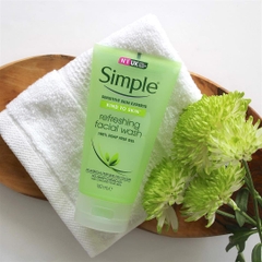 Sữa Rửa Mặt Cho Da Nhạy Cảm Simple Refreshing Facial Wash 150Ml