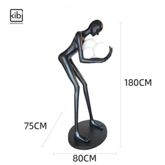 NGƯỜI ÔM BÓNG ĐÈN TRANG TRÍ D01