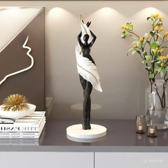 TƯỢNG PK NỮ THẦN ÔM BÓNG