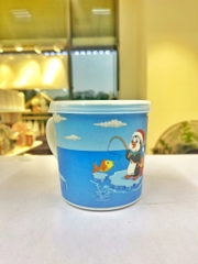 Cốc uống nước có tay cầm và nắp đậy chất liệu sợi tre Bamboo an toàn D1905, họa tiết chim cánh cụt
