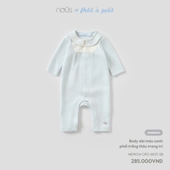 NOUS - Body dài màu xanh phối trắng thêu trang trí - SS25.T8A