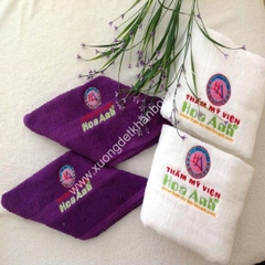Khăn Thẩm Mỹ Viện màu trắng cotton thêu logo