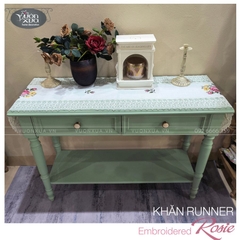 Khăn trải tủ, kệ thêu Hoa Hồng Rosie, điểm xuyết hoa cỏ vàng