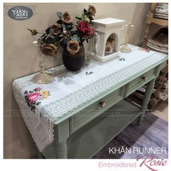 Khăn trải tủ, kệ thêu Hoa Hồng Rosie, điểm xuyết hoa cỏ vàng