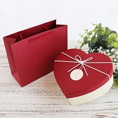 Hộp quà trái tim đỏ nhỏ