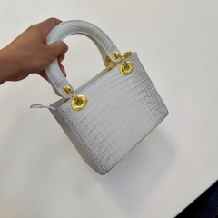Túi nữ da cá sấu Bạch tạng phiên bản Thương hiệu. Size vừa 25cm.