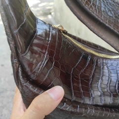 Túi đeo bụng da cá sấu màu nâu rất dễ dùng. Size chuẩn người VN