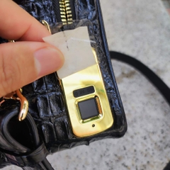 Clutch xách tay nhỏ gọn có dây đeo. Khóa VÂN TAY và miễn phí KHẮC TÊN chính chủ!
