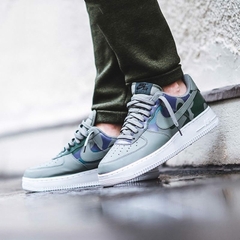 [823511-008] M NIKE AIR FORCE 1 GREEN CAMO 07 LV8 DARK STUCCO