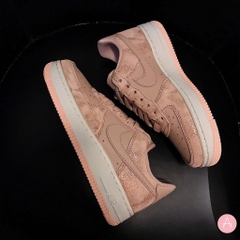 [616725-901] W NIKE AIR FORCE 1 PARTICLE BEIGE PINK