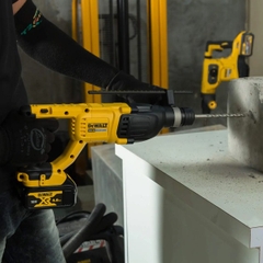 Máy khoan bê tông pin 18v Dewalt DCH133M1