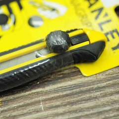 Dao rọc giấy 9mm cán bọc cao su Stanley STHT10409-8