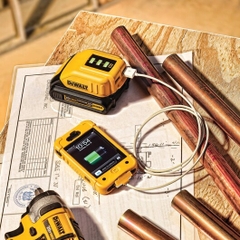 Bộ chuyển pin sạc sang USB 12/18/20V Dewalt DCB090