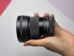 Ống kính Sigma 56mm f/1.4 DC DN cũ – ngàm Sony E (APS-C), chân dung ~85mm, khẩu f/1.4 – #881479
