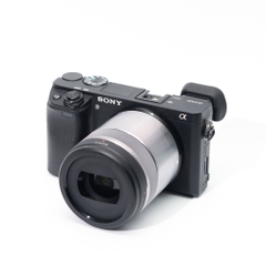 Combo Sony A6300+ Sony E 30mm f3.5 Macro quay chụp cận cảnh, sản phẩm.