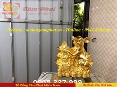 Linh vật chuột bằng đồng mạ vàng ôm chồng Kim Nguyên Bảo