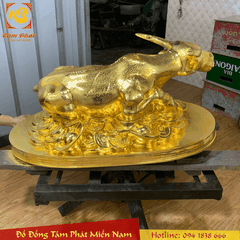 Tượng trâu đồng phong thủy nằm trên vàng bạc châu báo dát vàng 9999