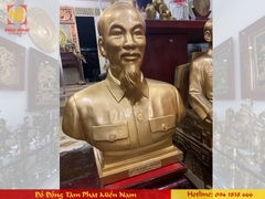 Tượng Bác Hồ bằng đồng đỏ hun xuống màu